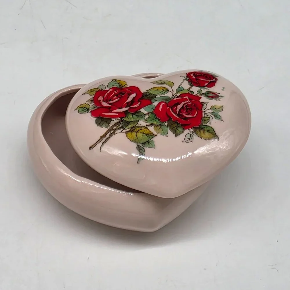 Heart-Shaped Ceramic Trinket Box With Red Rose Design For Jewelry Or Keepsakes